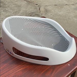 Baby’s bathtub support, by Angelcare